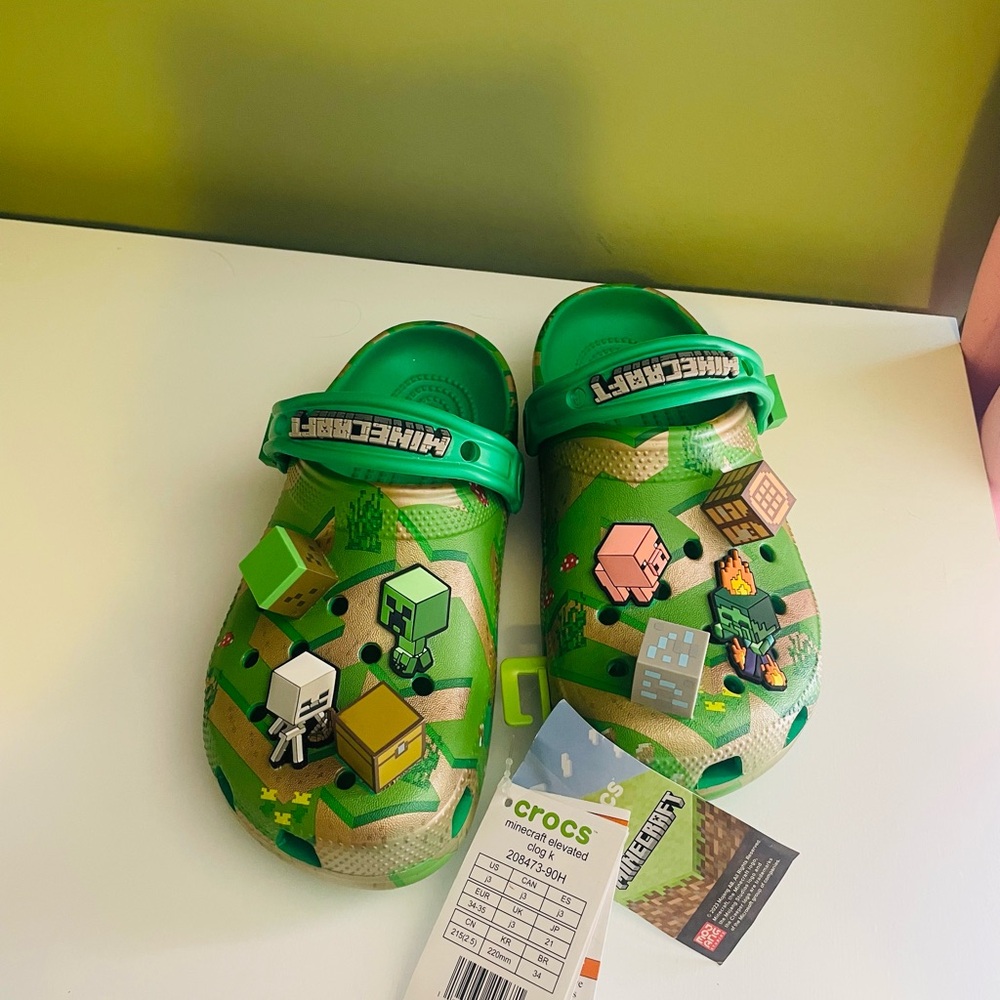 CROCS NWT Kids Green Minecraft Sandals